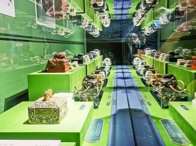 恒盈策略  10月10日是故宫博物院百年华诞。9月30日起，三个大展向公众开放，讲述故宫人一百年来守护传承的故事——回望百年 守护传承